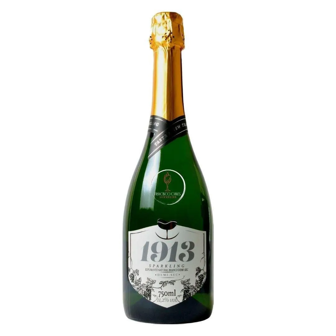 Garrafa do Espumante 1913 Sparkling Branco Demi-Sec da Vinícola Aurora em fundo branco, destacando o rótulo frontal.
