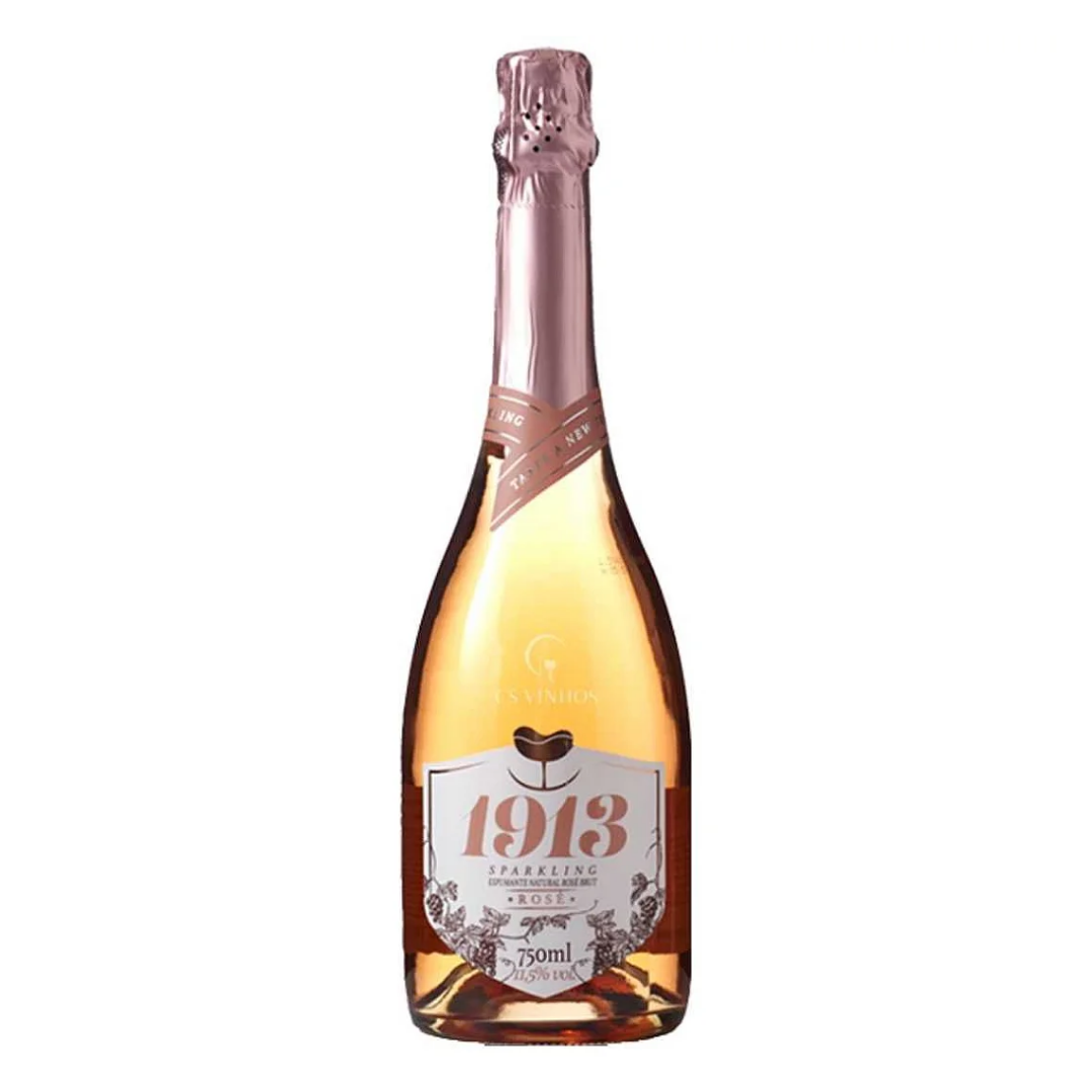 Garrafa do espumante brasileiro 1913 Sparkling Rosé Brut 750 ml da Vinícola Aurora em fundo branco, destacando o rótulo frontal.