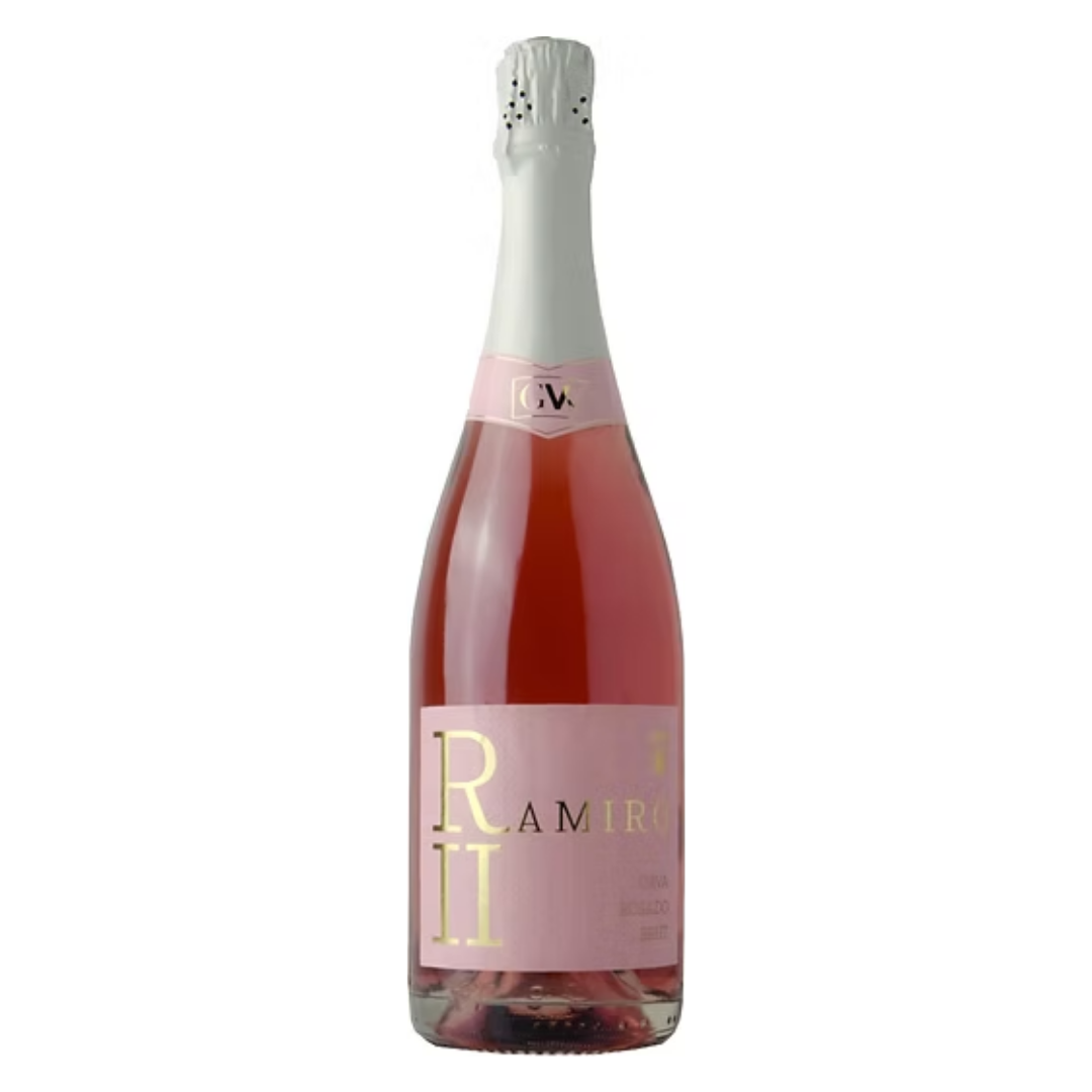 Garrafa do Espumante Cava Ramiro II Brut Nature Rosé 2021, destacando o rótulo frontal e a cor rosa vibrante.