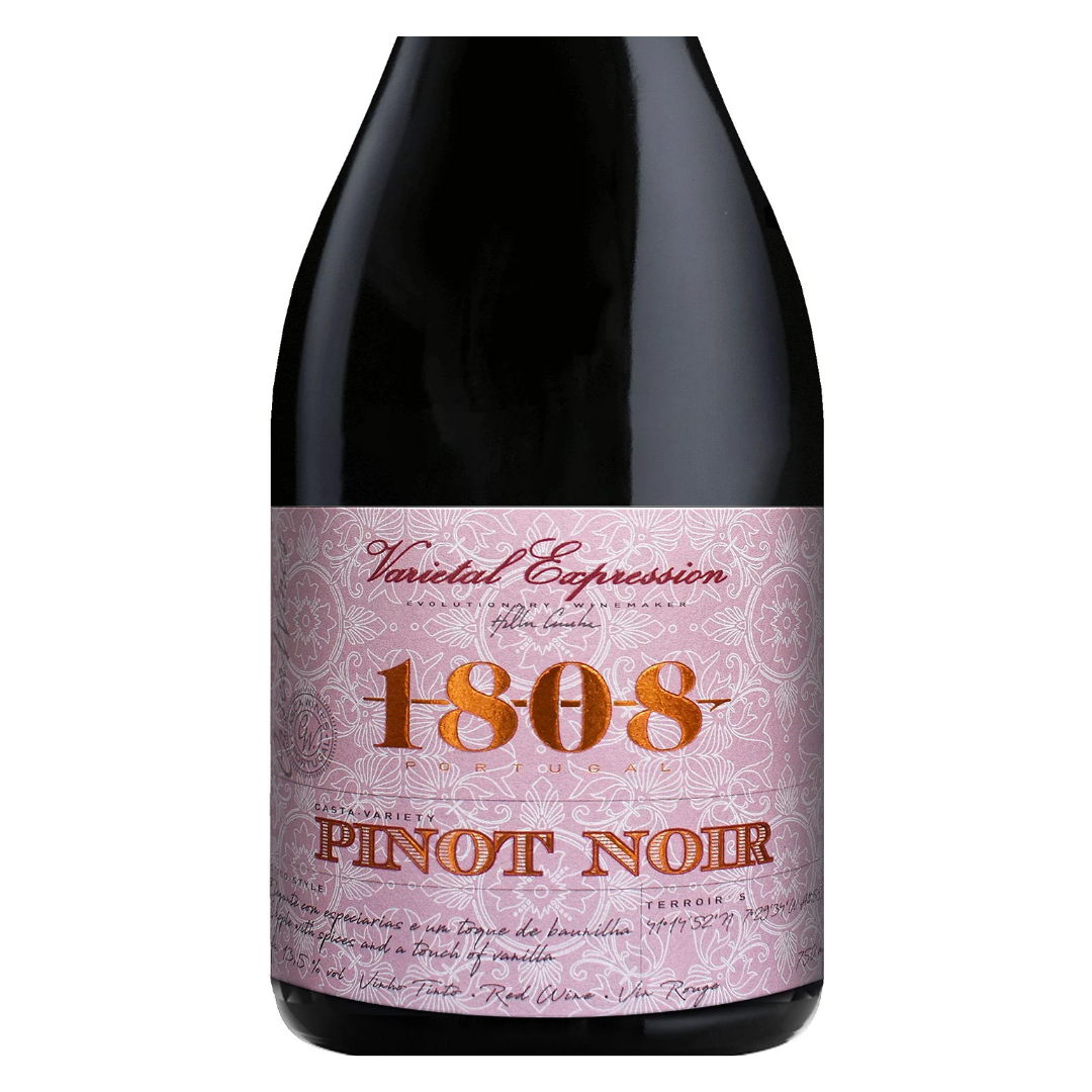 Close-up do rótulo do vinho 1808 Expression Varietal Pinot Noir mostrando Casca Wines, Porto DOC, safra 2017 e indicação da casta Pinot Noir