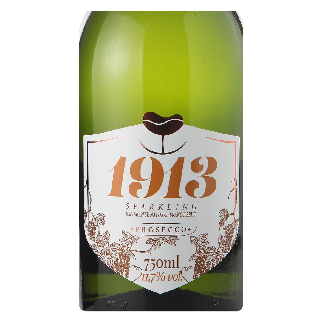 Close-up do rótulo do espumante 1913 Sparkling Branco Brut, mostrando o nome da Vinícola Aurora, o tipo Brut e o volume de 750 ml.