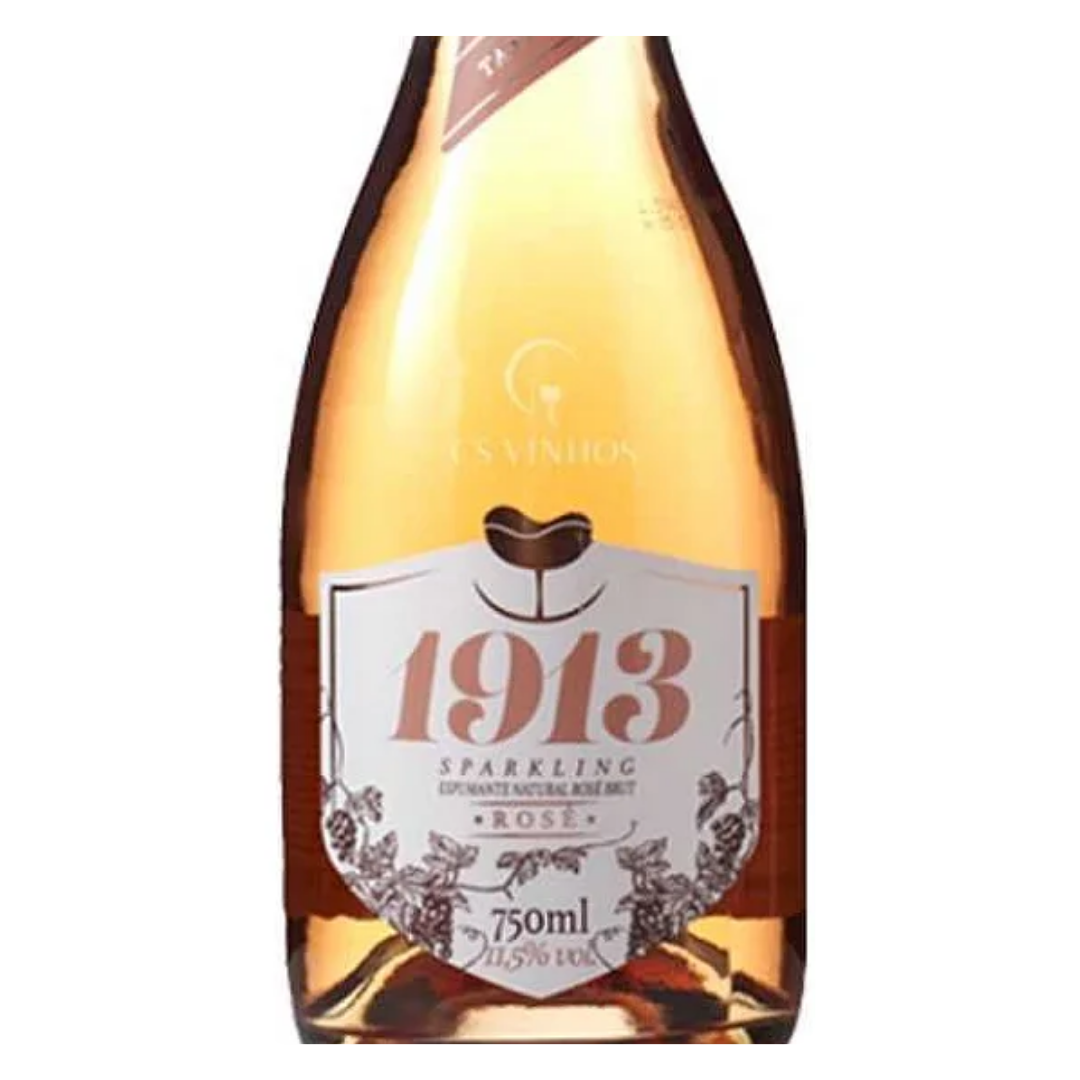 Close-up do rótulo do espumante 1913 Sparkling Rosé Brut, mostrando o nome da Vinícola Aurora, o tipo Brut Rosé e o volume de 750 ml.