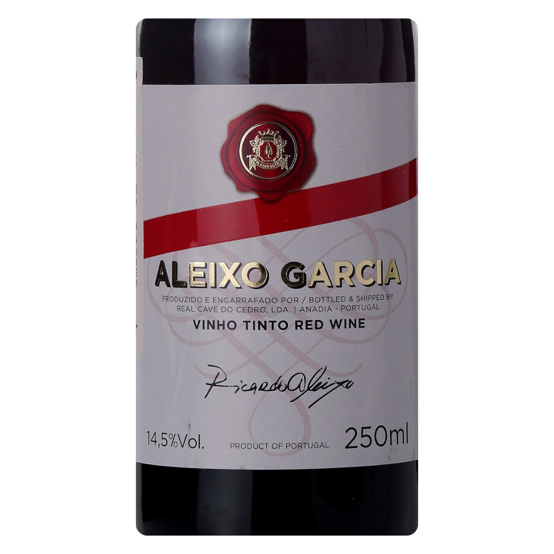 Close-up do rótulo do vinho Aleixo Garcia Syrah 250ml, mostrando o nome da vinícola Real Cave do Cedro, a uva Syrah e o volume de 250ml.