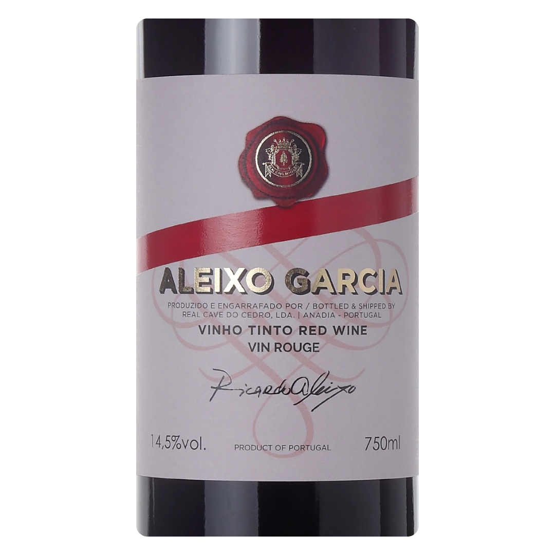 Close-up do rótulo do vinho Aleixo Garcia Syrah, mostrando o nome da vinícola Real Cave do Cedro, a uva Syrah e a região da Bairrada