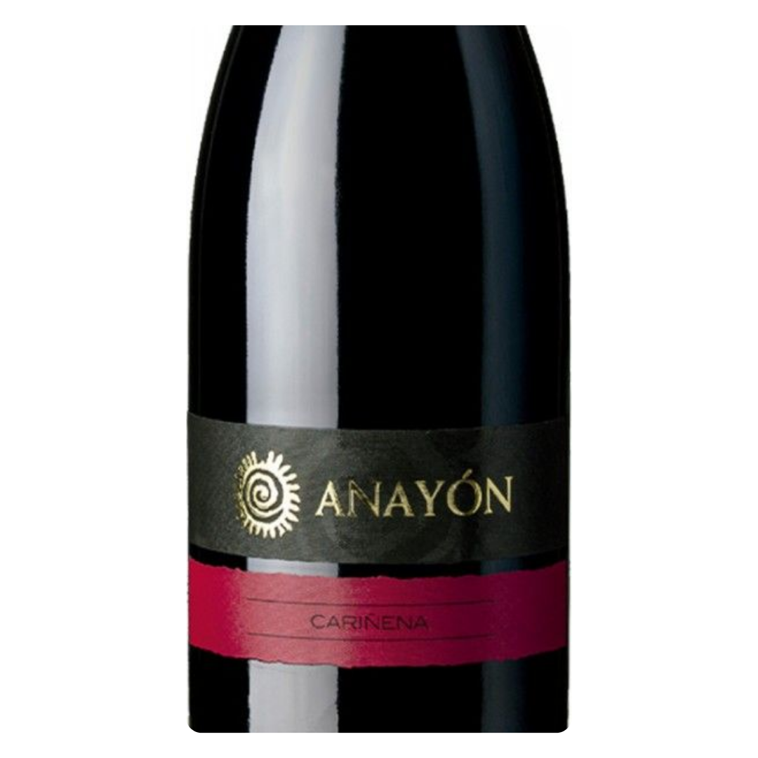 Close-up do rótulo do vinho Anayón Cariñena D.O. Cariñena, mostrando o nome da bodega Grandes Vinos, a denominação de origem e a variedade 100% Cariñena.