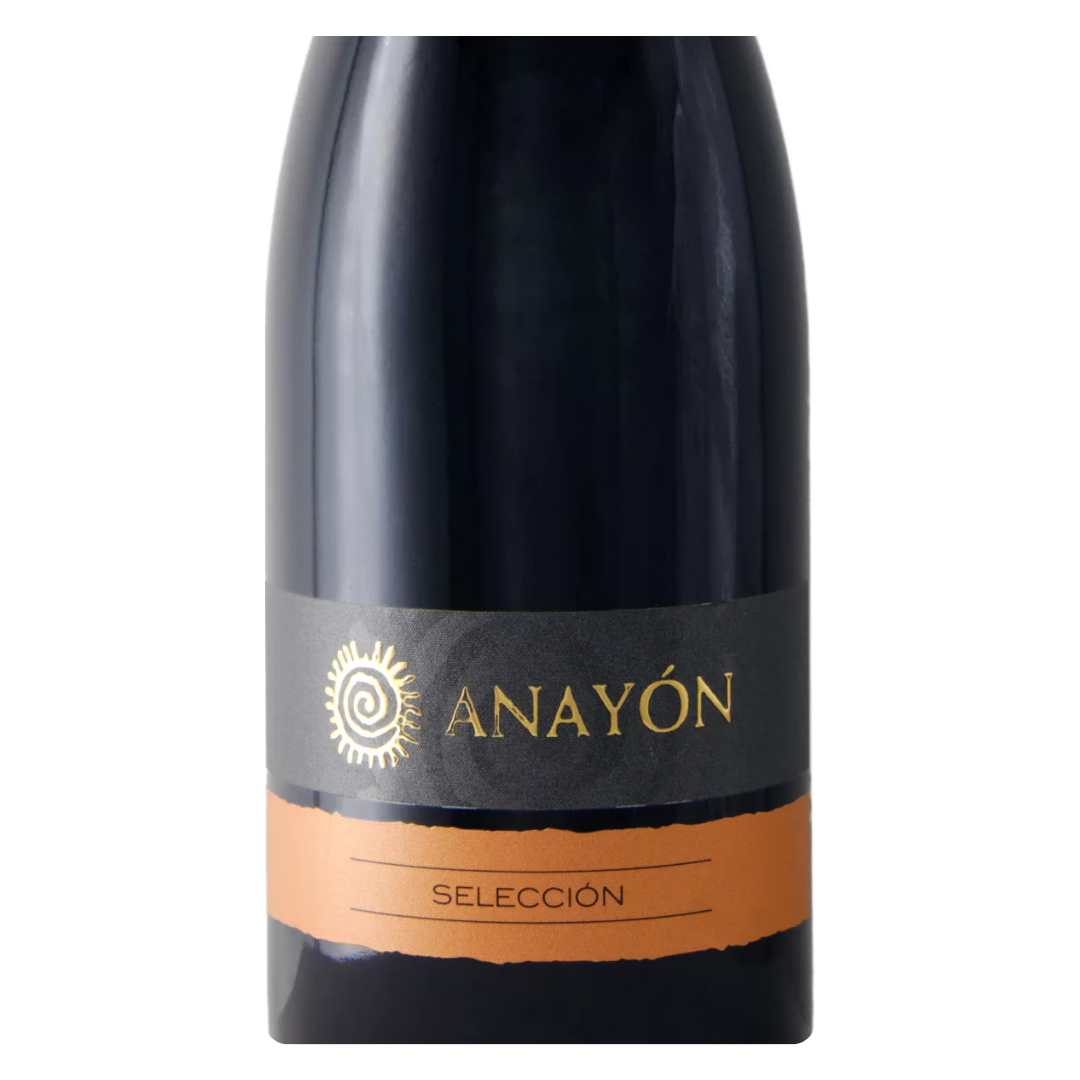 Close-up do rótulo do vinho Anayón Selección D.O. Cariñena, mostrando o nome da bodega Grandes Vinos, a denominação de origem e o blend espanhol.