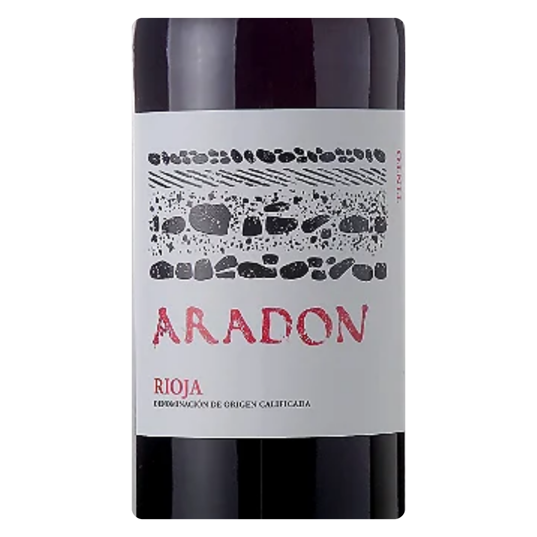 Close-up do rótulo do vinho Aradón Tinto 750ml, mostrando o nome da vinícola Bodegas Aradón, a denominação de origem D.O. Rioja e as características do blend.