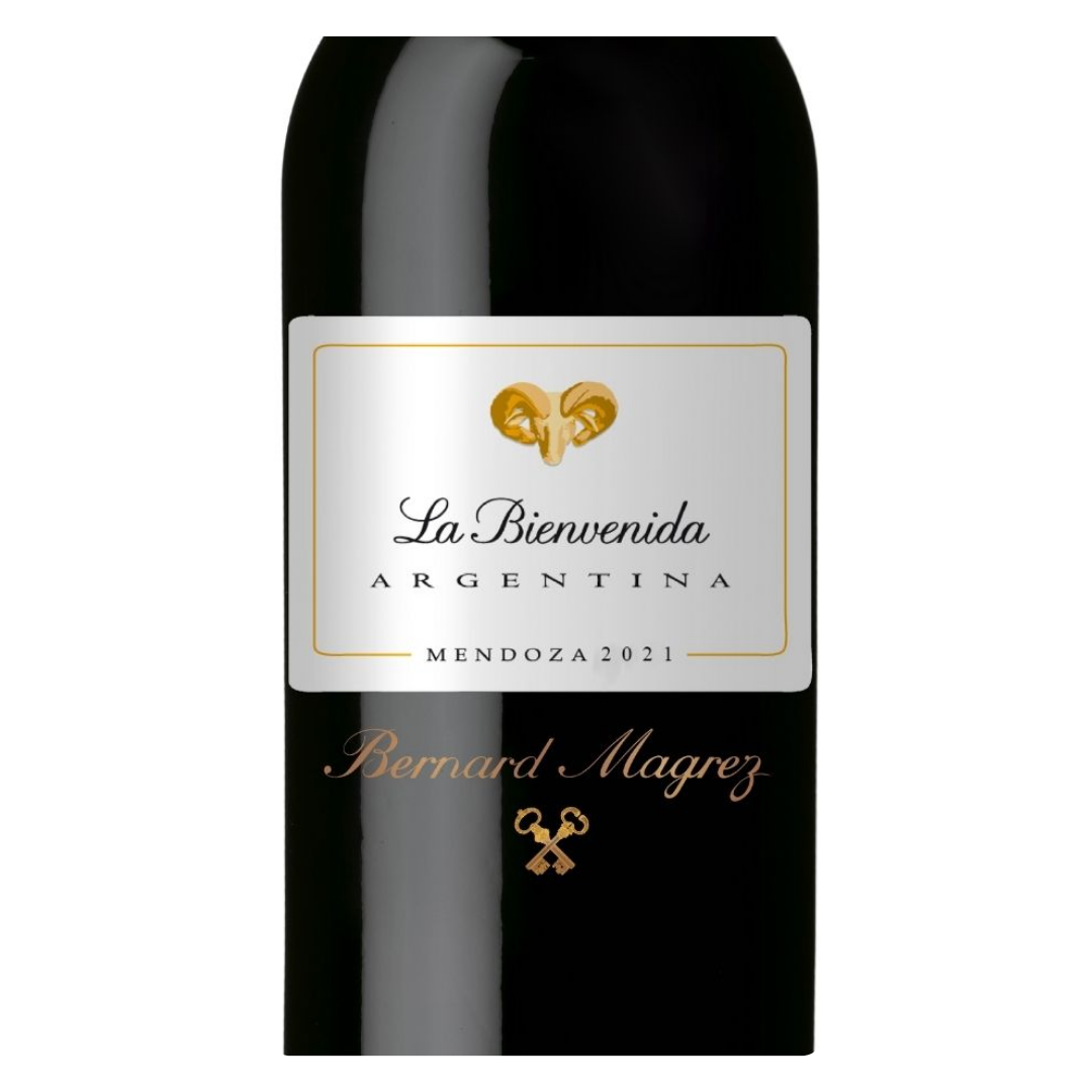 Close-up do rótulo do vinho Bernard Magrez La Bienvenida Malbec 2018, mostrando o nome da vinícola, a uva e a safra.