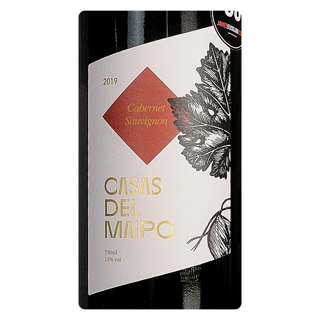 Close-up do rótulo do vinho Casas Del Maipo Cabernet Sauvignon, mostrando o nome da vinícola, a uva e o volume de 750 ml.