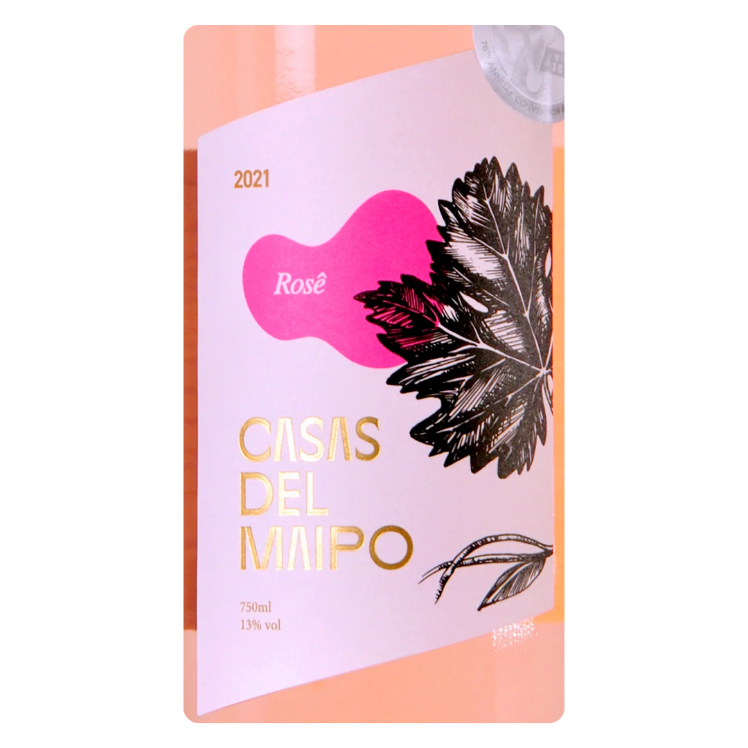 Close-up do rótulo do vinho Casas Del Maipo Rosé, mostrando o nome da vinícola Viña Marty, a uva Sauvignon Blanc e o volume de 750 ml.