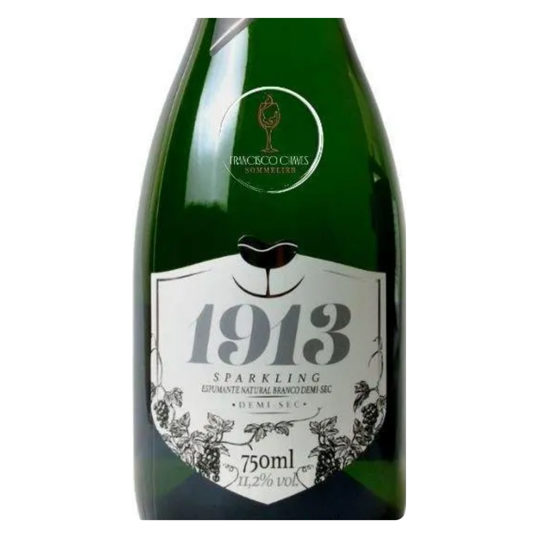 Close-up do rótulo do Espumante 1913 Sparkling Branco Demi-Sec da Vinícola Aurora, mostrando o nome da vinícola e a denominação Demi-Sec.