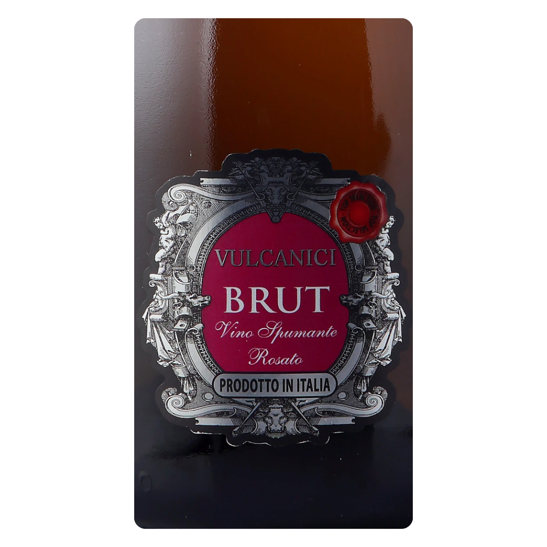 Close-up do rótulo do Espumante Brut Rosé Vulcanici 750ml, mostrando o nome da vinícola e a denominação.