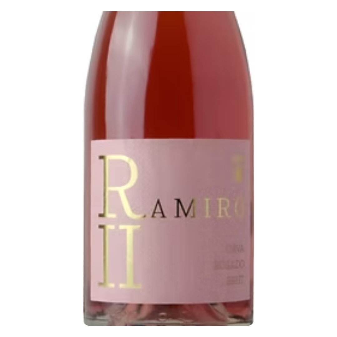 Close-up do rótulo do Espumante Cava Ramiro II Brut Nature Rosé 2021, mostrando o nome da vinícola, a denominação D.O. Cariñena e a safra.