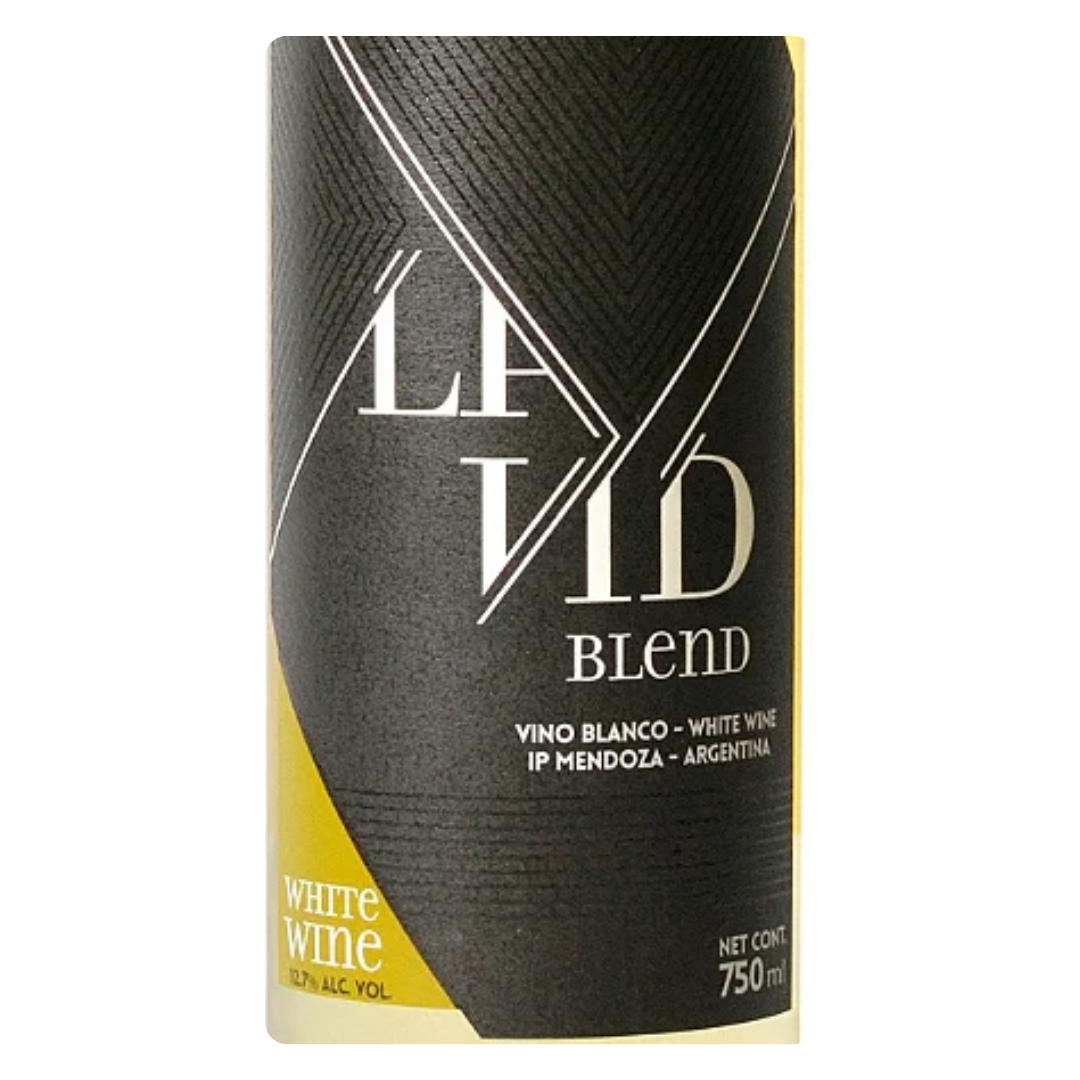 Close-up do rótulo do vinho La Vid Blend, mostrando o nome da vinícola RPB S.A., o tipo Blend e o volume de 750 ml.