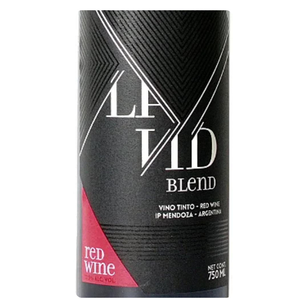 Close-up do rótulo do vinho La Vid Blend, mostrando o nome da vinícola RPB S.A., o tipo Blend e o volume de 750 ml.