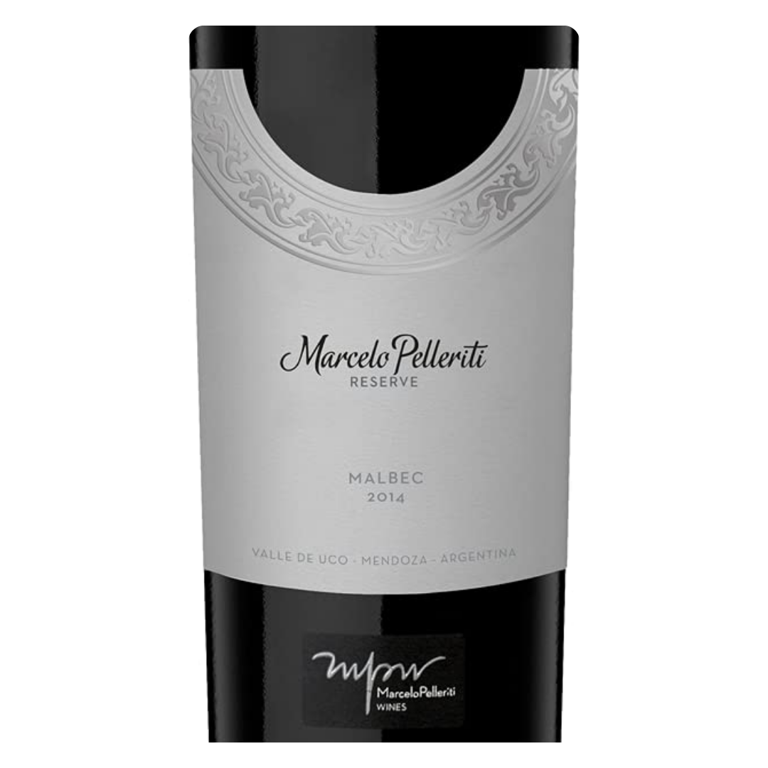 Close-up do rótulo do vinho Pelleriti Reserve Malbec Signature, mostrando o nome da vinícola Marcelo Pelleriti Wines e detalhes da denominação Mendoza
