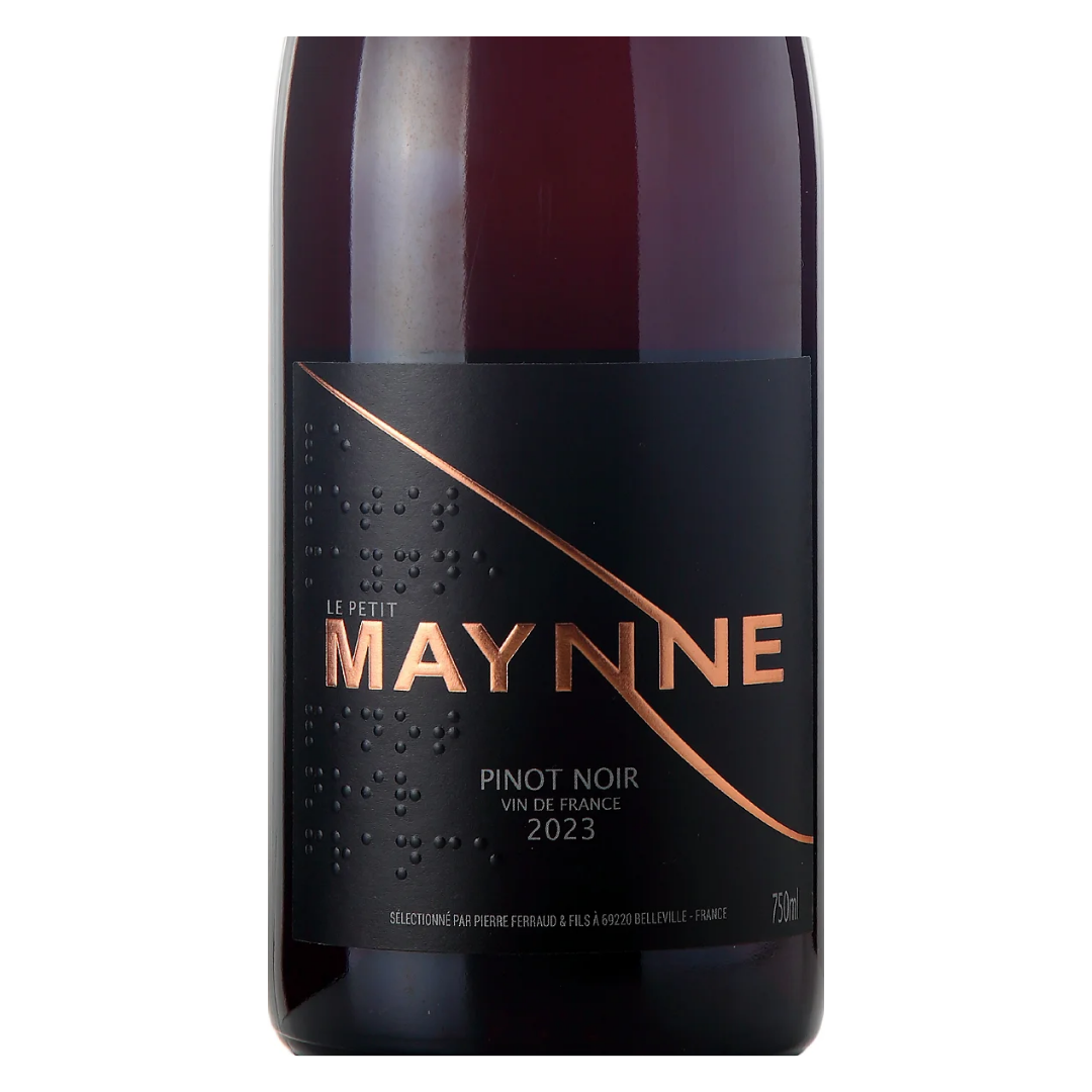 Close-up do rótulo do vinho Petit Maynne Pinot Noir, mostrando o nome da vinícola Terre De Vignerons e detalhes da denominação Borgonha