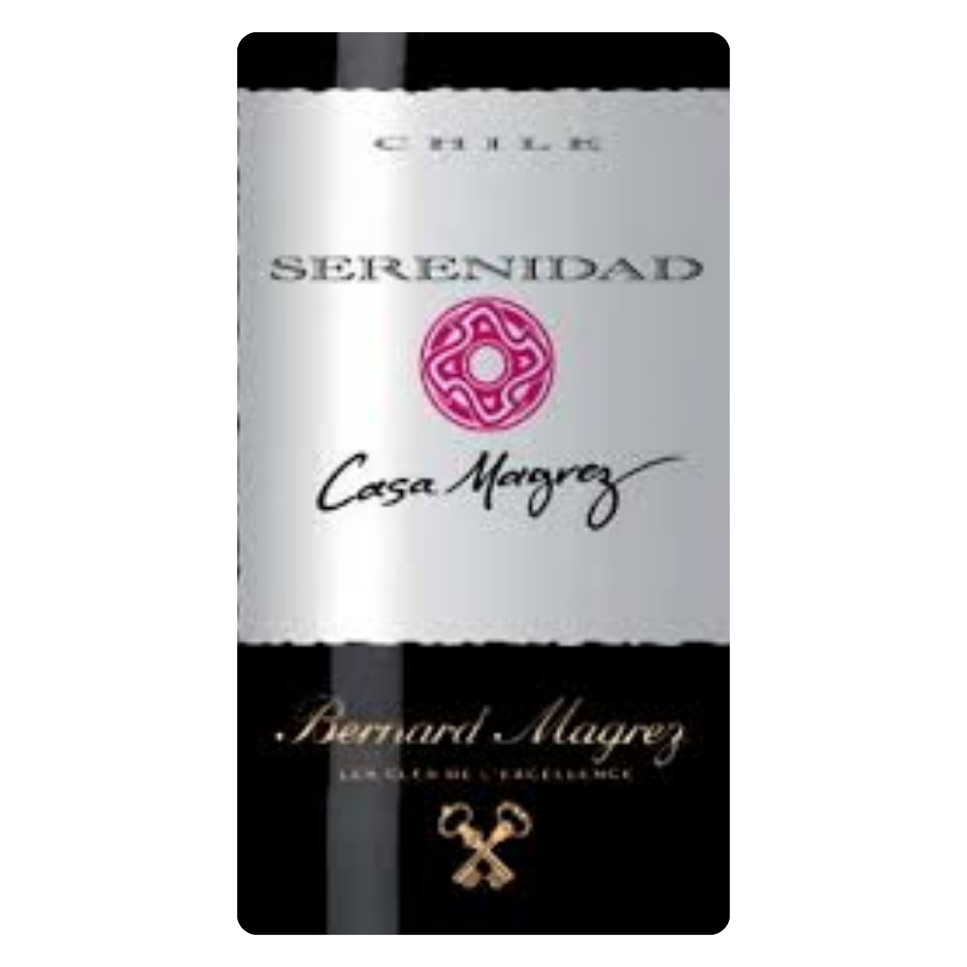 Close-up do rótulo do vinho Serenidad Bernard Magrez 2018, mostrando o nome da vinícola, a denominação blend e a safra em destaque.
