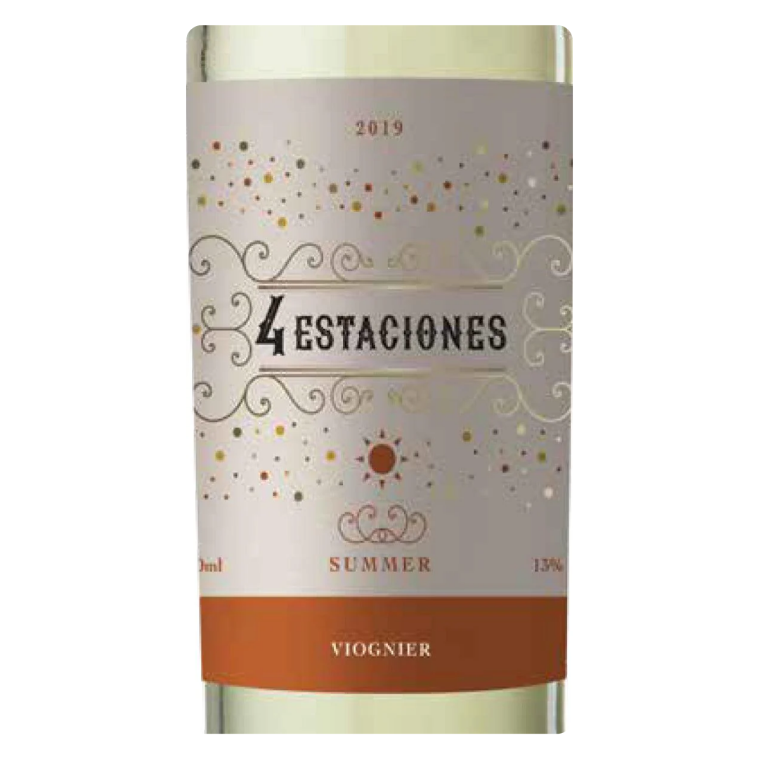 Close-up do rótulo do vinho State Summer 4 Estaciones Viognier, mostrando o nome da vinícola, a uva e a denominação 4 Estaciones.