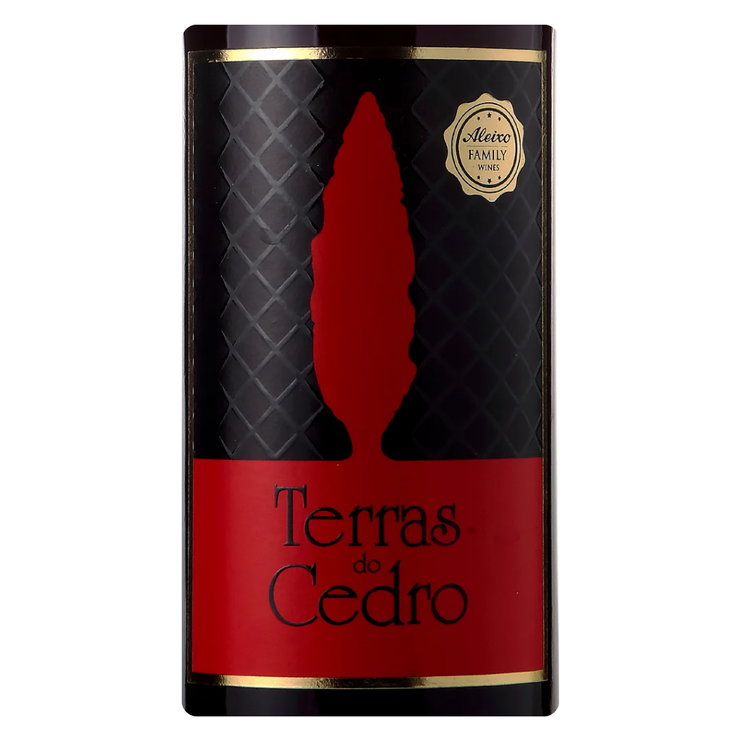 Close-up do rótulo do vinho Terras Do Cedro Syrah, mostrando o nome da vinícola Real Cave do Cedro, a uva Syrah e o design elegante da linha