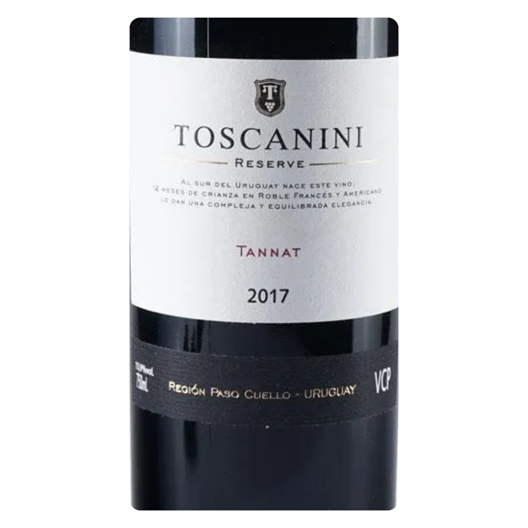 Close-up do rótulo do vinho Toscanini Reserve Tannat, mostrando o nome da vinícola uruguaia, a variedade da uva e a região de Canelones