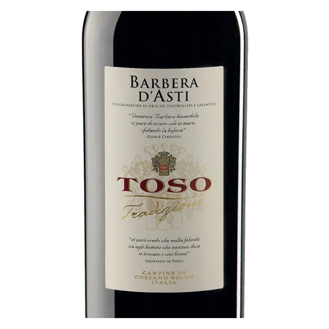 Close-up do rótulo do vinho Toso Piemonte Barbera, mostrando a denominação de origem controlada (DOC) e o nome do produtor.