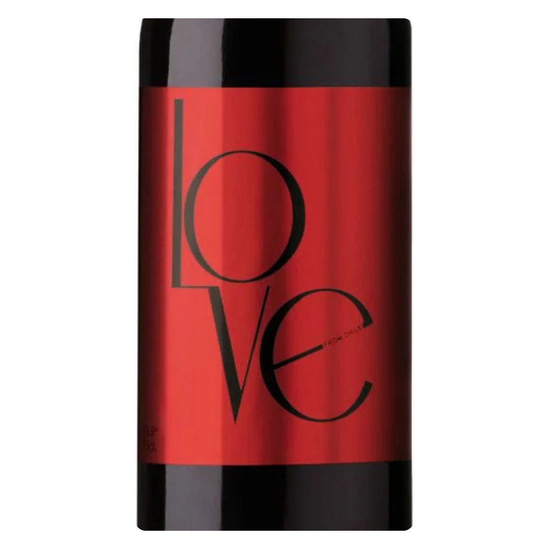 Close-up do rótulo do vinho Love Red, mostrando o design de coração e o blend de uvas Cabernet, Carménère e Syrah.