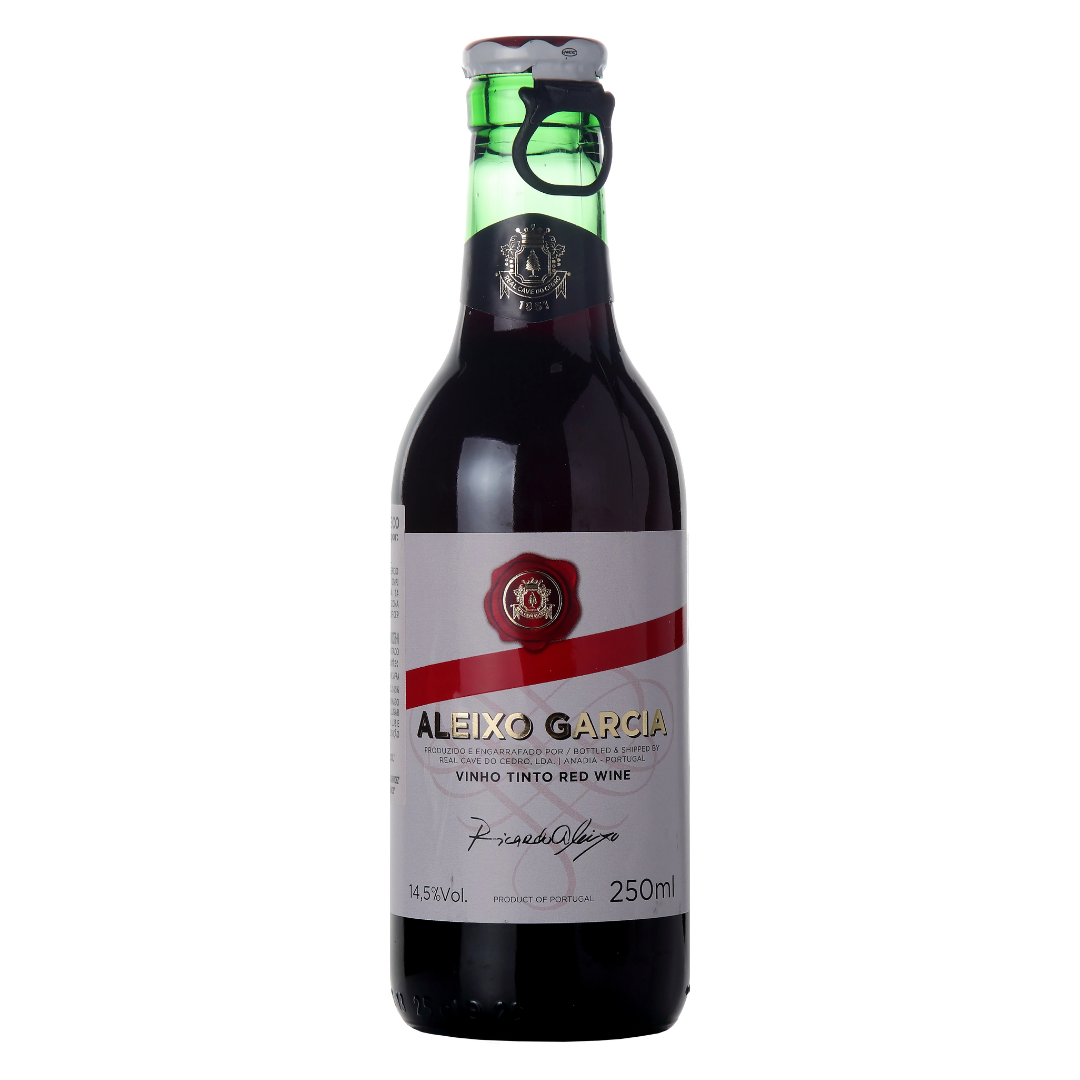 Garrafa do vinho tinto português Aleixo Garcia Syrah 250ml em fundo branco, destacando o rótulo frontal e o formato compacto.