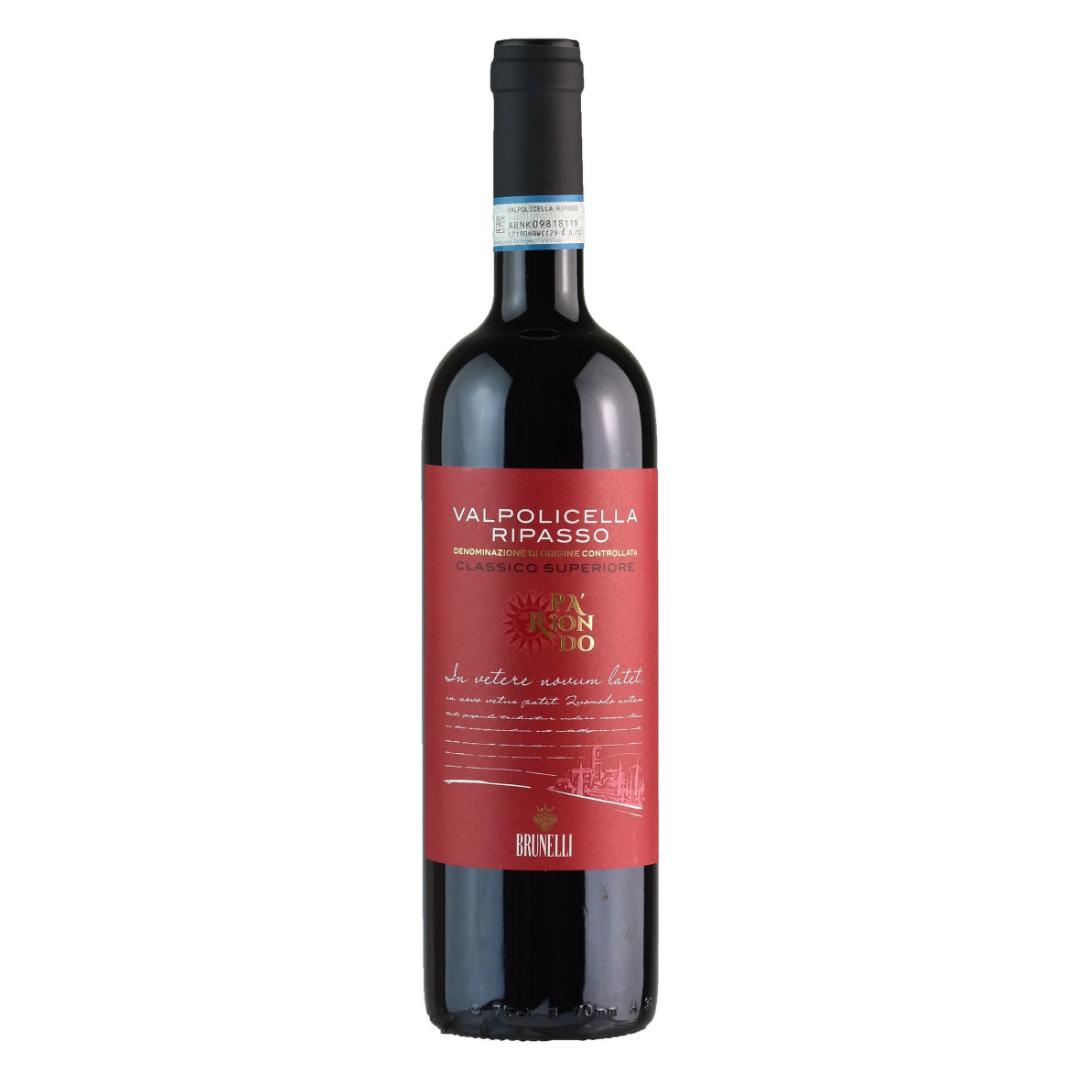 Garrafa do vinho tinto Brunelli Valpolicella Ripasso DOC Classico 2017 em fundo branco, destacando o rótulo elegante e a cor rubi intensa característica do Ripasso.