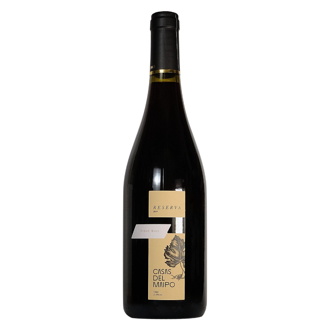 Garrafa do vinho tinto chileno Casas Del Maipo Reserva Pinot Noir em fundo branco, destacando o rótulo frontal.