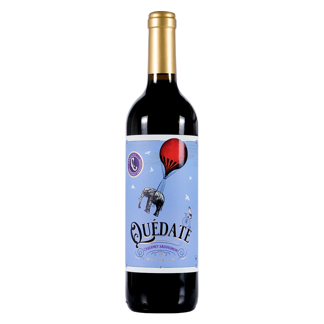 Garrafa do vinho tinto espanhol Quedate Cabernet Sauvignon 750ml em fundo claro, destacando o rótulo frontal e a cor violeta intensa do vinho.