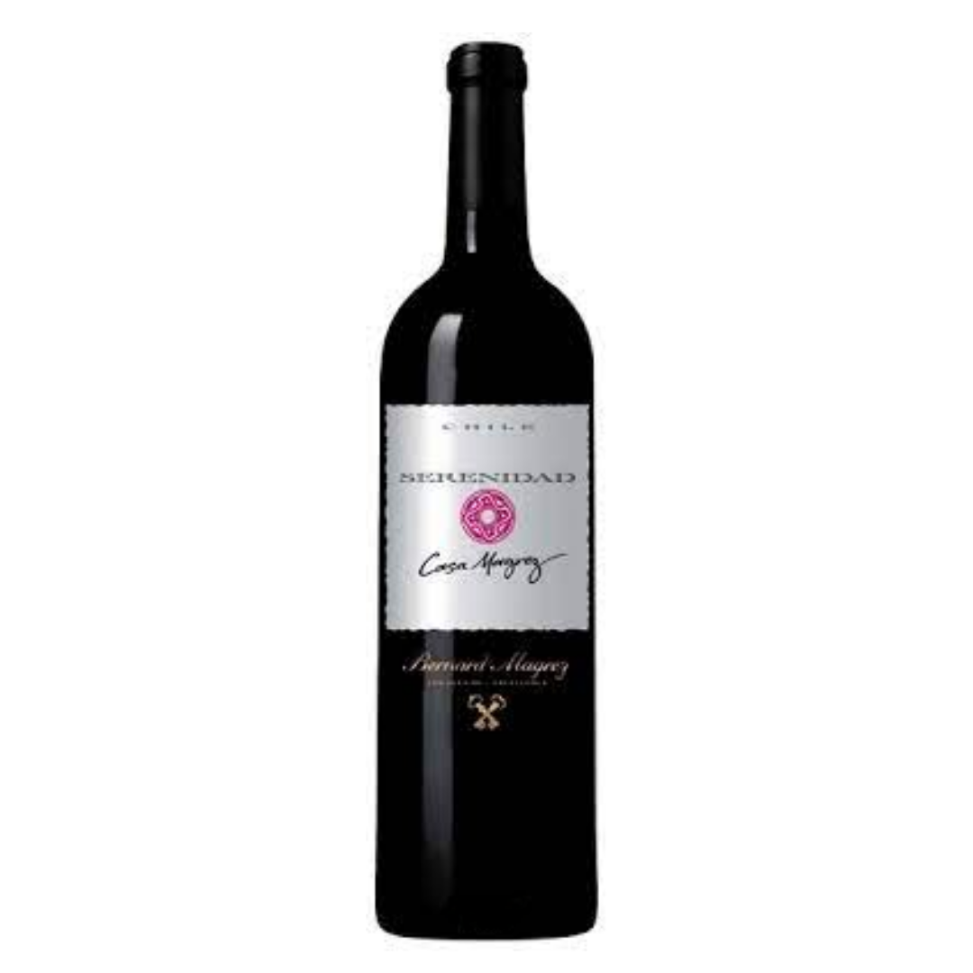 Garrafa do vinho tinto chileno Serenidad Bernard Magrez Blend 2018 em fundo branco, destacando o rótulo frontal com o nome da vinícola e safra.
