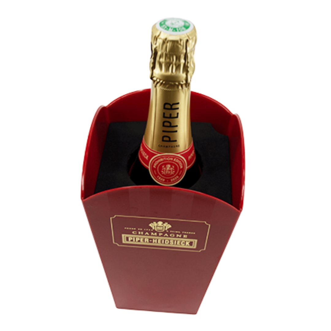 Garrafa do Champagne Piper-Heidsieck Cuvée Brut dentro da embalagem especial edição limitada Popcorn em fundo branco.