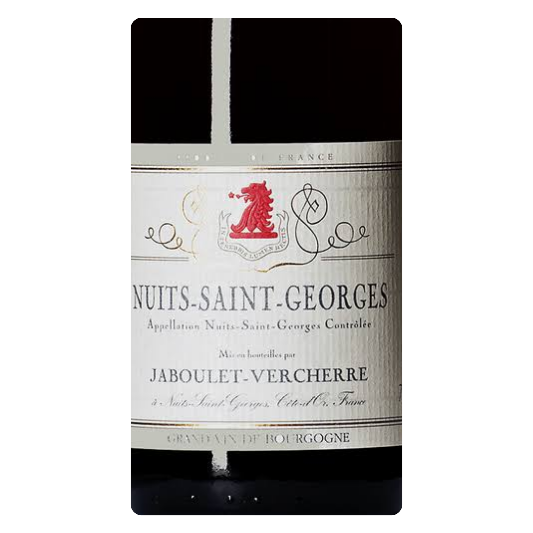 Close-up do rótulo do Nuits-Saint-Georges Village, mostrando a linha Village, a uva Pinot Noir, a origem Nuits-Saint-Georges, Bourgogne, França, 1998 e o volume de 750ml.
