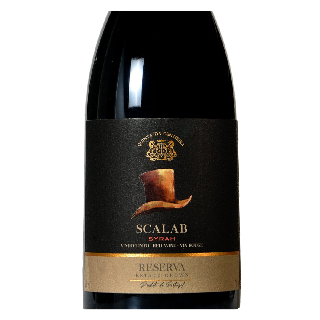 Close-up do rótulo do Scalab Reserva Syrah, mostrando a Ségur Estates, a uva 100% Syrah, a origem DOC Tejo, Portugal, e o volume de 750ml.