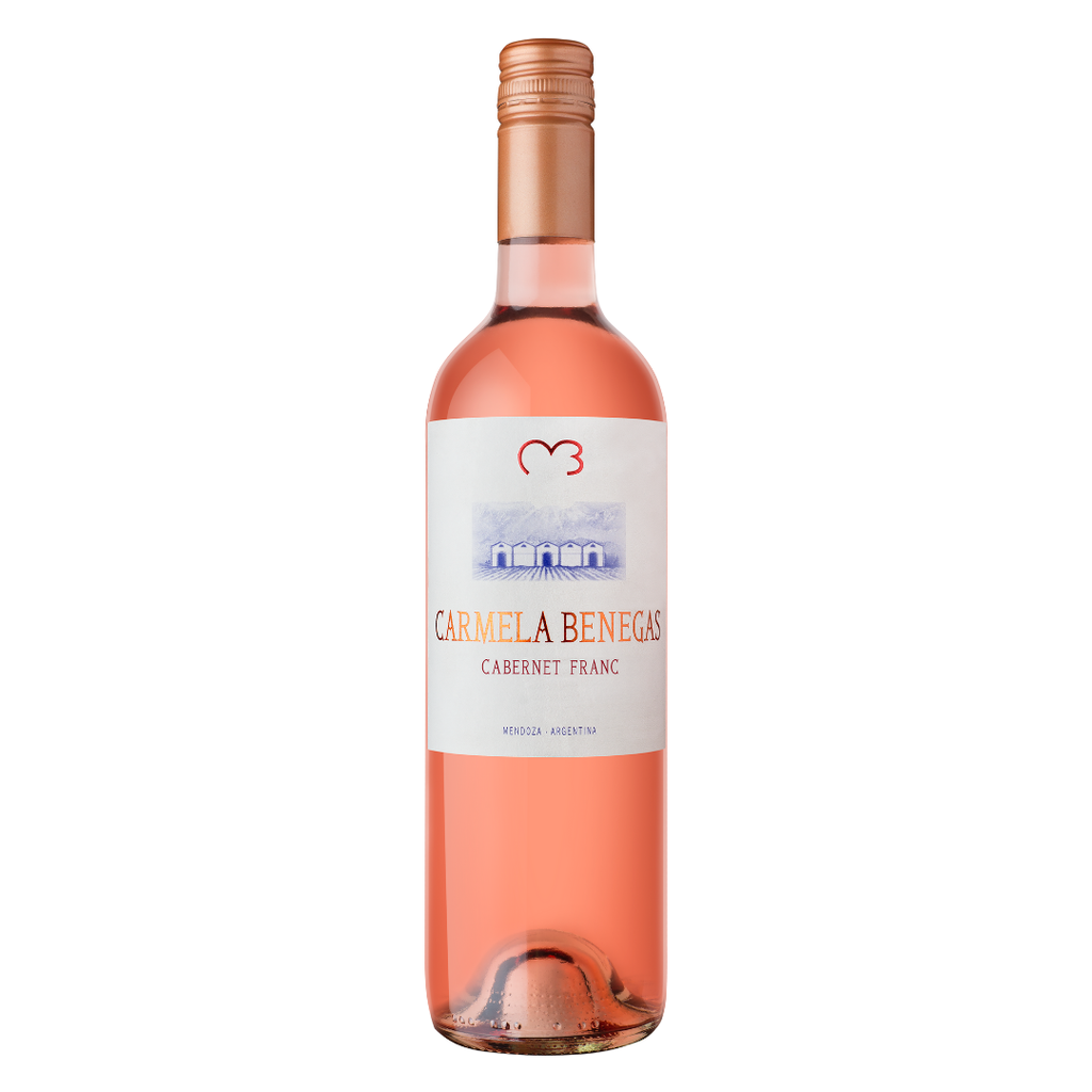Garrafa do vinho rosé Carmela Benegas Cabernet Franc 750ml da Bodega Benegas, de Cruz de Piedra Maipú Mendoza, Argentina, em fundo branco com destaque para o rótulo frontal.
