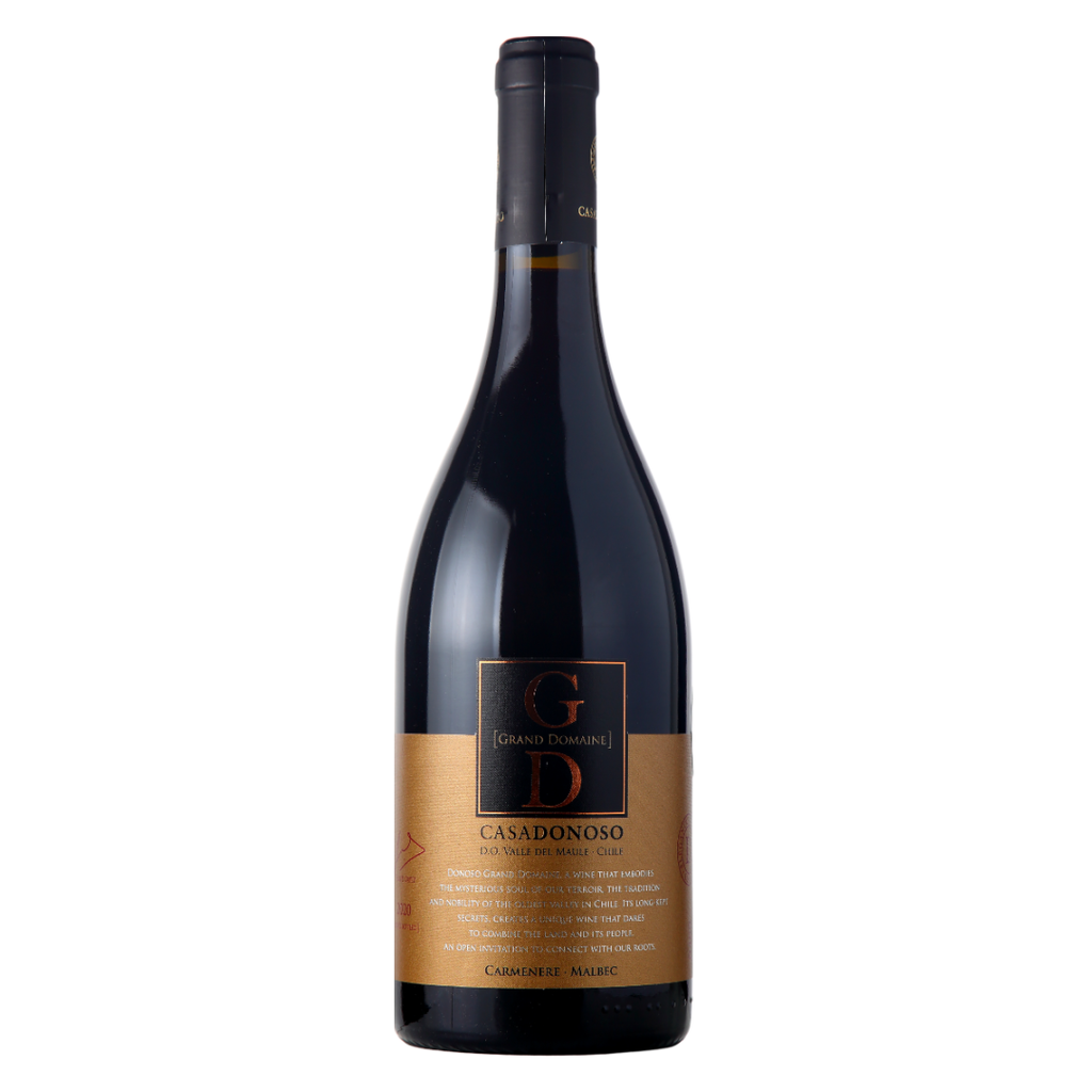 Garrafa do vinho tinto Grand Domaine Blend 2020, 750ml, da Casa Donoso, do Valle del Maule, Chile, em fundo branco com destaque para o rótulo frontal.