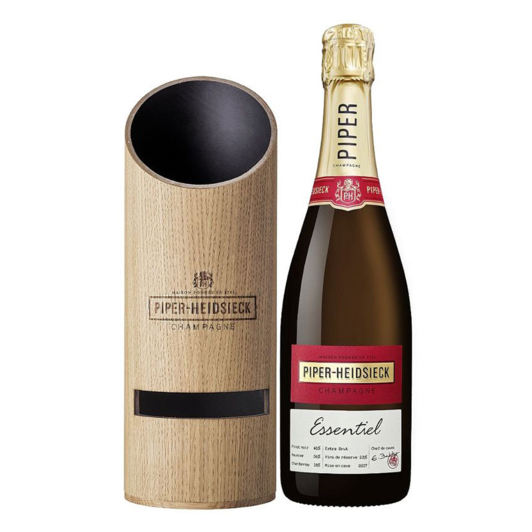 Garrafa do Champagne Piper-Heidsieck Essentiel Extra Brut ao lado da embalagem "Natural Sound" que funciona como amplificador.