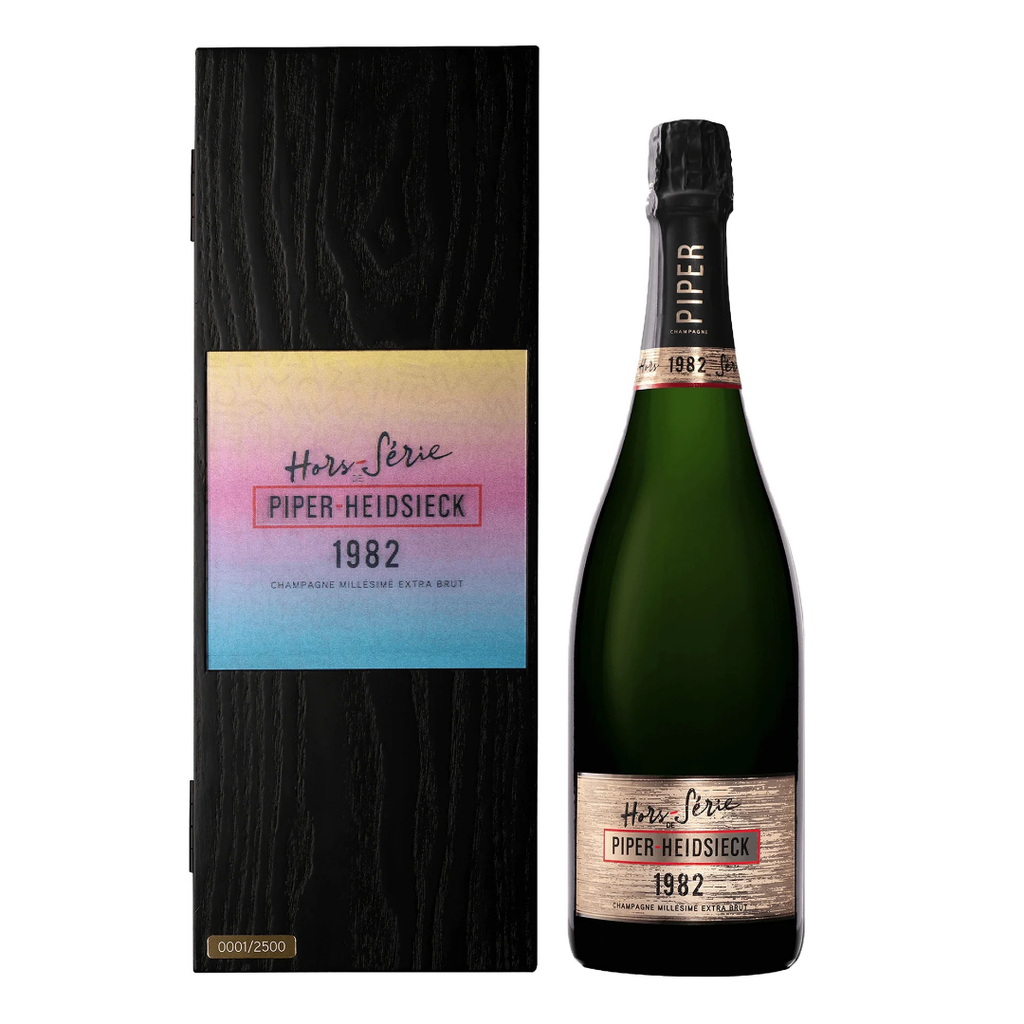 Garrafa do raro Champagne Piper-Heidsieck Hors-Série 1982 ao lado de sua caixa de madeira exclusiva, edição limitada numerada.