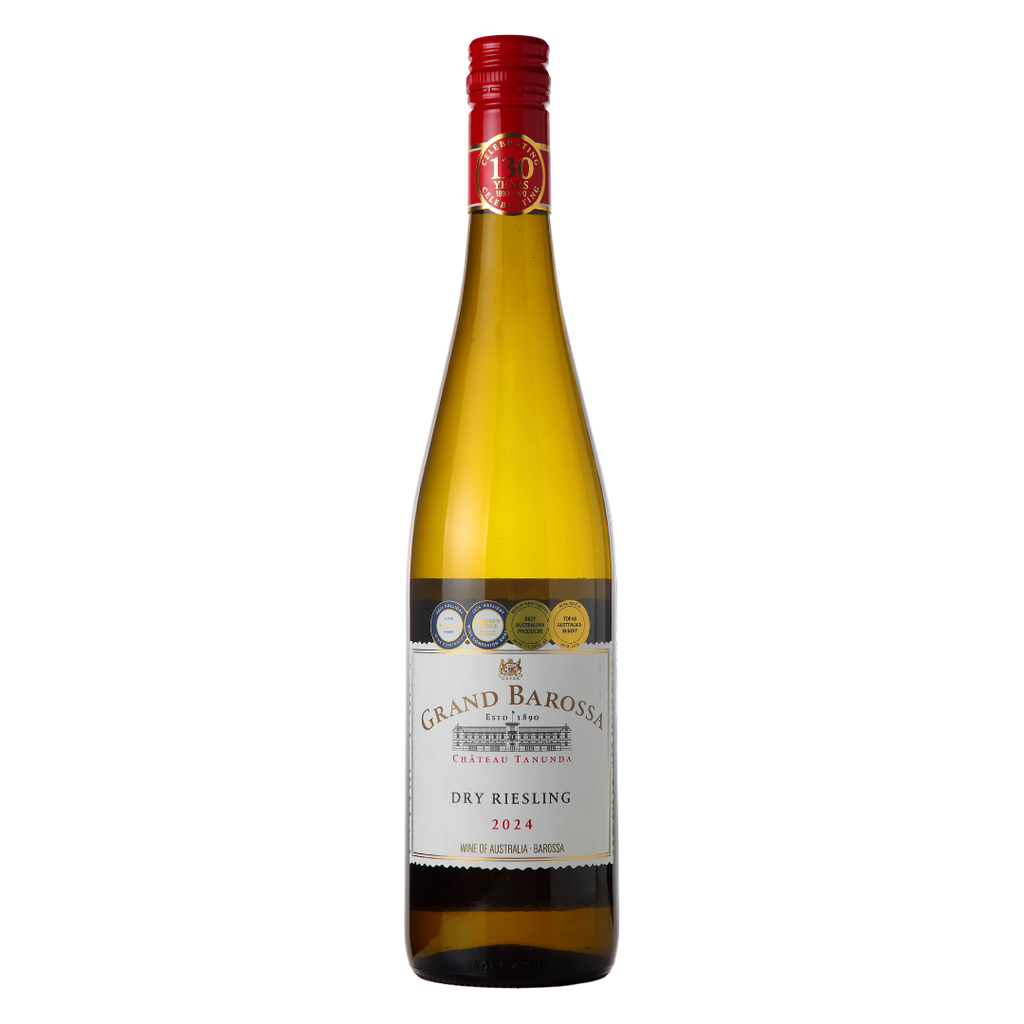 Garrafa do vinho branco Grand Barossa Dry Riesling 750ml da Château Tanunda, do Barossa Valley, Austrália Meridional, em fundo branco com destaque para o rótulo frontal.