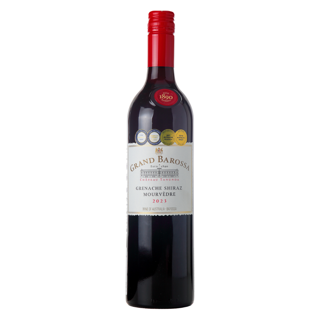 Garrafa do vinho tinto Grand Barossa Grenache Shiraz Mourvèdre 750ml da Château Tanunda, do Barossa Valley, Austrália Meridional, em fundo branco com destaque para o rótulo frontal.