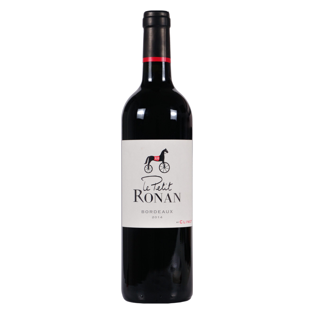 Garrafa do vinho Tinto Le Petit Ronan by Clinet 750ml do Château Clinet, de Bordeaux, França, em fundo branco com destaque para o rótulo frontal.