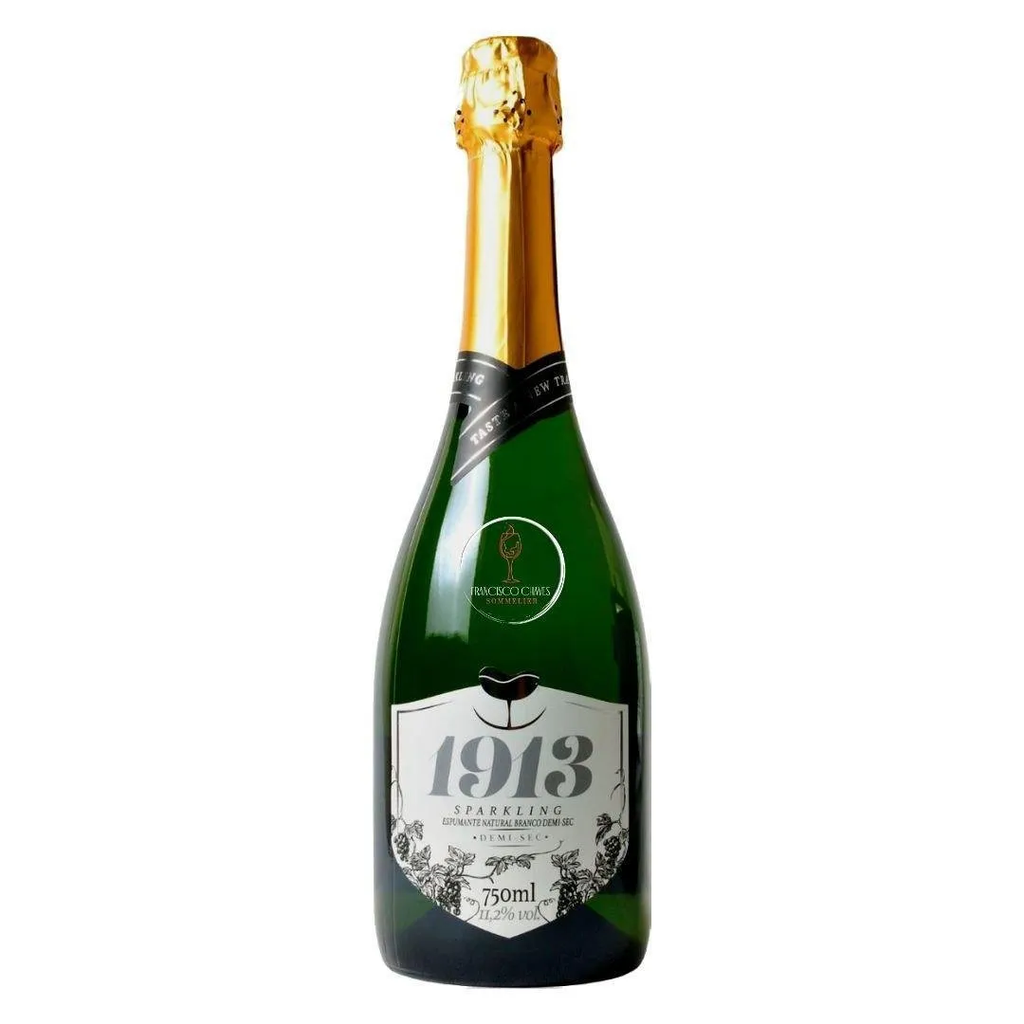 Garrafa do Espumante 1913 Sparkling Branco Demi-Sec da Vinícola Aurora em fundo branco, destacando o rótulo frontal.
