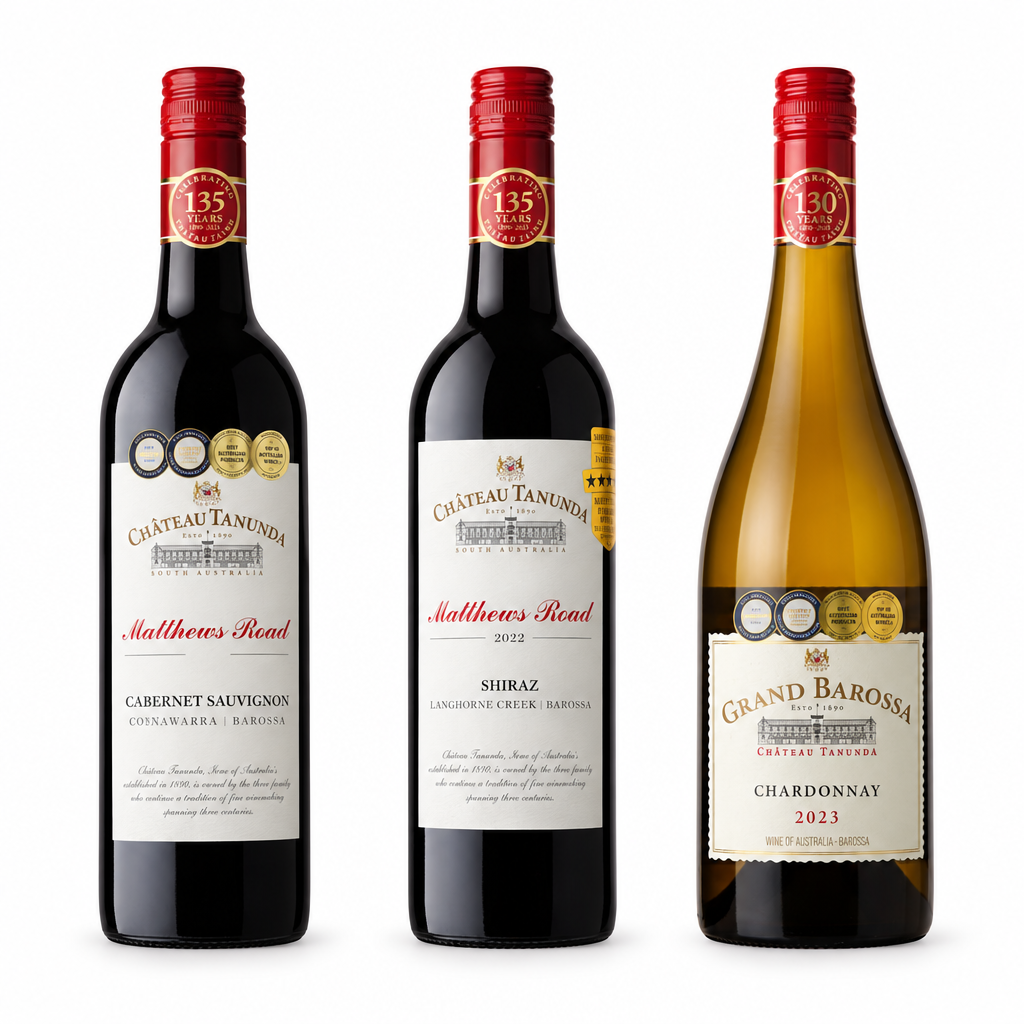Três garrafas australianas Château Tanunda Matthews Road Cabernet Sauvignon, Matthews Road Shiraz e Grand Barossa Chardonnay em fundo branco