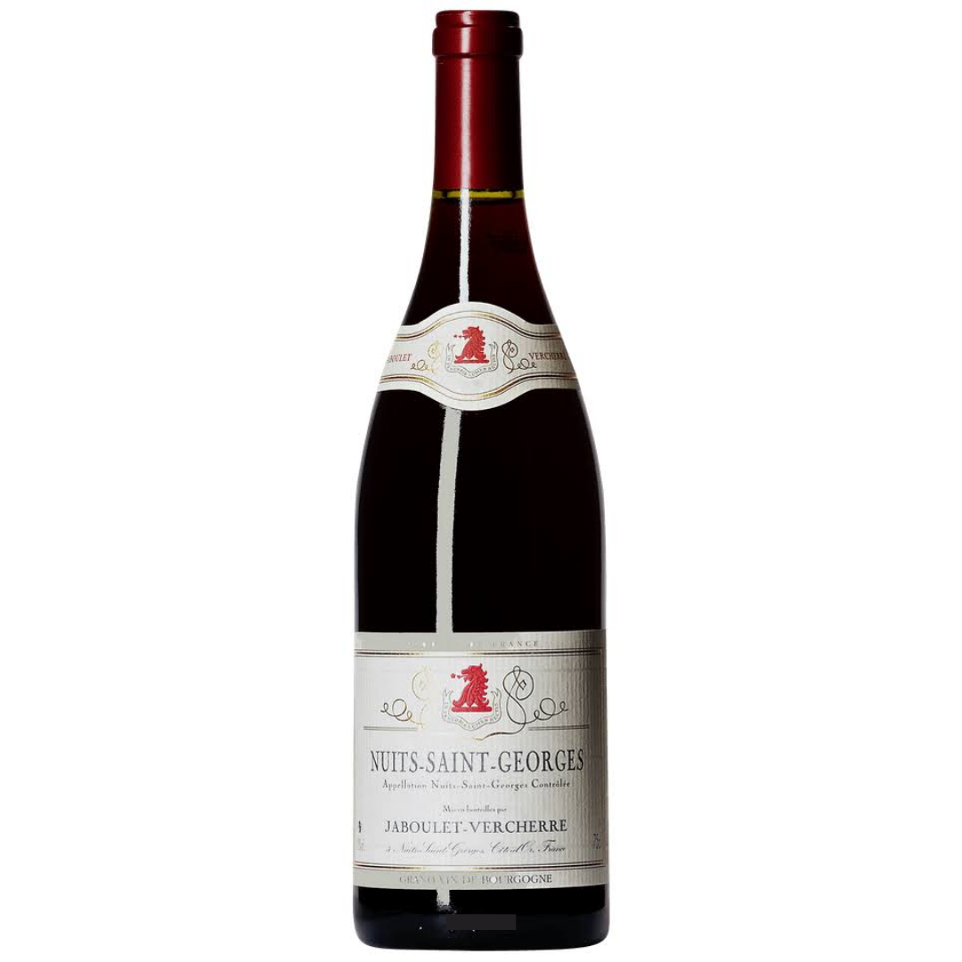 Garrafa do vinho tinto Nuits-Saint-Georges Village 1998 750ml da Domaine Jaboulet-Vercherre, de Nuits-Saint-Georges, Bourgogne, França, em fundo branco com destaque para o rótulo frontal.