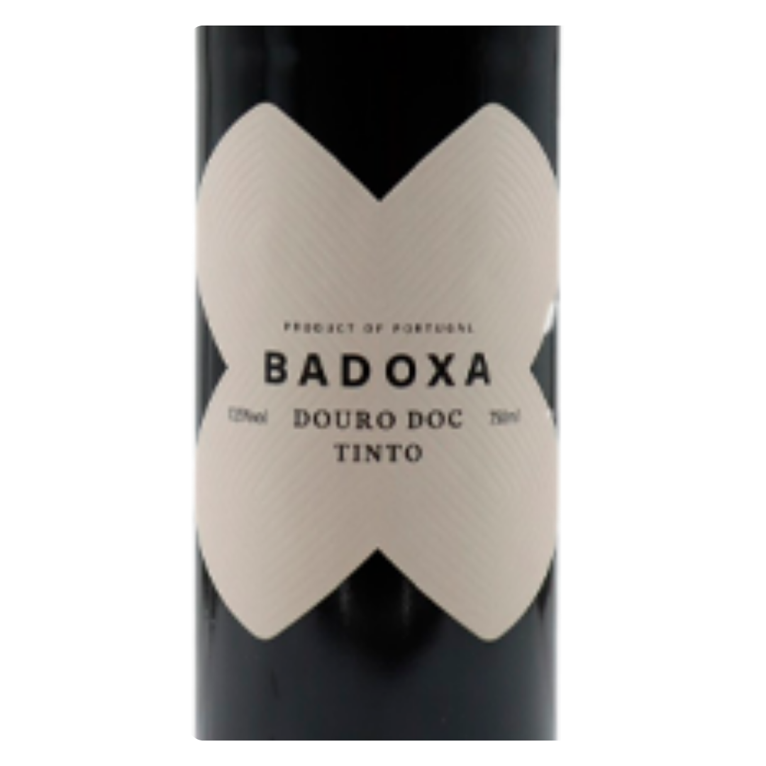 Close-up do rótulo do vinho Badoxa Douro Colheita com foco em tipografia elegante, origem Douro Portugal, e detalhes que comunicam autenticidade e tradição.