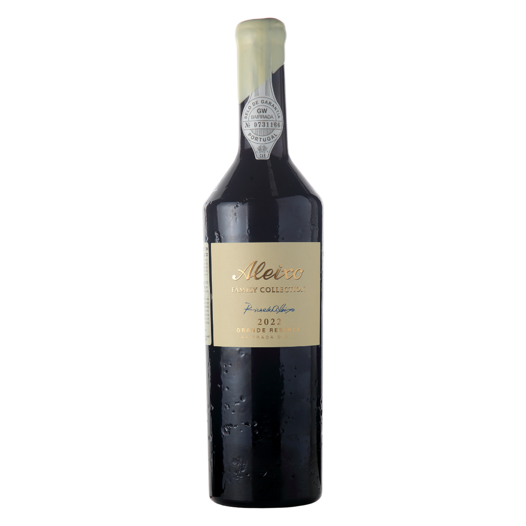Garrafa do vinho tinto Aleixo Family Collection Grande Reserva 2022 750 ml da Real Cave do Cedro, da Bairrada DOC, Portugal, em fundo branco com destaque para o rótulo frontal.