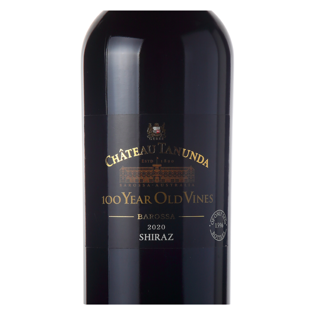 Close-up do rótulo do 100 Year Old Vines Barossa Shiraz 2020, mostrando a linha Centenarian Vines da Château Tanunda, a uva Shiraz, a origem Barossa Valley, Austrália, safra 2020 e o volume de 750ml.