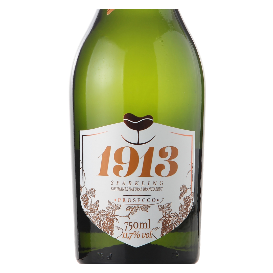 Close-up do rótulo do 1913 Sparkling Brut Prosecco, mostrando a linha 1913 Sparkling, a uva Glera, a origem Serra Gaúcha, Brasil, e o volume de 750ml.