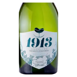 Close-up do rótulo do espumante 1913 Sparkling Moscatel, mostrando o nome da Vinícola Aurora, o tipo Moscatel e o volume de 750 ml.